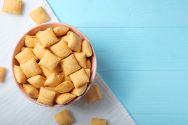 Kahvaltı için mısır gevreğini yakın plan masaya koydum.