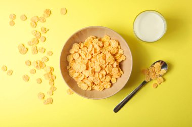 Kahvaltıda sütlü gevrek mısır gevrekleri. Renkli bir arka planda. Yakın plan..