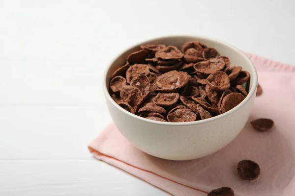 Copos de maíz de chocolate para el desayuno en la mesa de cerca — Foto de Stock