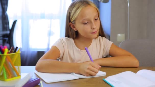 Iskoláslány házi feladatot csinál egy modern otthonban.. — Stock videók