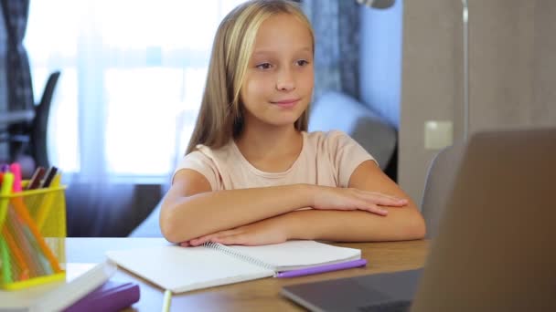 Educazione online. studentessa risponde alla domanda insegnanti on-line su un computer portatile. — Video Stock