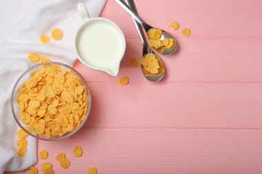  Kahvaltıda sütlü gevrek mısır gevrekleri yakın plan masada..