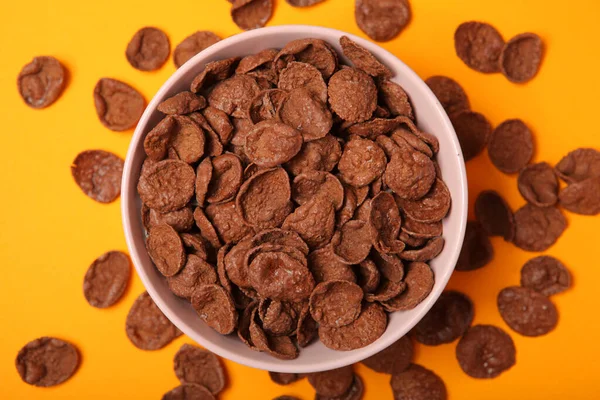 Chocolate copos de maíz para el desayuno sobre fondo de color de cerca — Foto de Stock