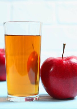 Masadaki kırmızı elmalardan elma suyu. Yüksek kalite fotoğraf. Dikey fotoğraf biçimi