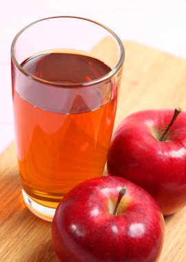 Masadaki kırmızı elmalardan elma suyu. Yüksek kalite fotoğraf. Dikey fotoğraf biçimi