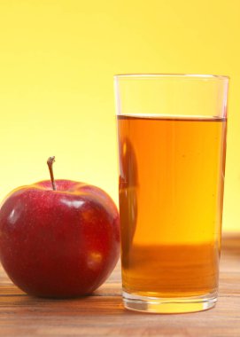 Masadaki kırmızı elmalardan elma suyu. Yüksek kalite fotoğraf. Dikey fotoğraf biçimi