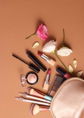 Minimalizm tarzında bir Noel arkaplanı ve metin için bir yeri var. Yüksek kalite fotoğraf. Dikey fotoğraf biçimi