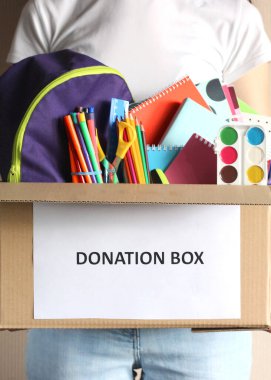 Minimalizm tarzında bir Noel arkaplanı ve metin için bir yeri var. Yüksek kalite fotoğraf. Dikey fotoğraf biçimi