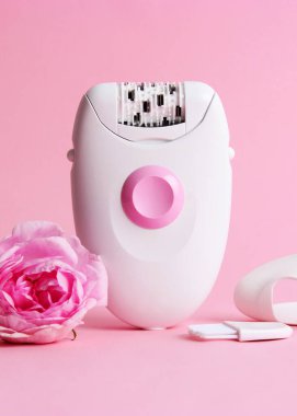 Minimalizm tarzında bir Noel arkaplanı ve metin için bir yeri var. Yüksek kalite fotoğraf. Dikey fotoğraf biçimi