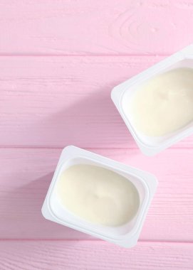 Minimalizm tarzında bir Noel arkaplanı ve metin için bir yeri var. Yüksek kalite fotoğraf. Dikey fotoğraf biçimi