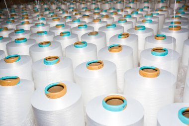 İplikli beyaz pamuk makara deseni. Giysiler için eski bir sistem el dokuma makinesi.