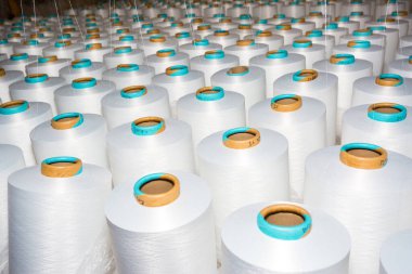 İplikli beyaz pamuk makara deseni. Giysiler için eski bir sistem el dokuma makinesi.