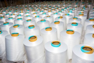 İplikli beyaz pamuk makara deseni. Giysiler için eski bir sistem el dokuma makinesi.