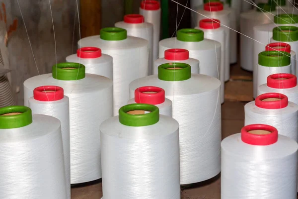 Rood Groene Spoelen Van Wit Garen Een Kledingfabriek Weefgetouwen Een — Stockfoto