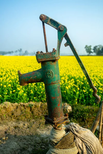 농경지에 공급하는데 사용되는 수관이다 수관이 아름다운 — 스톡 사진
