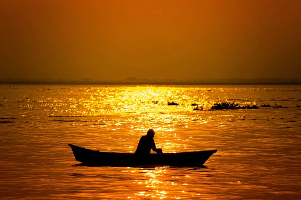 Večerní Zlatý Západ Slunce Rybář Rybaří Moři Lodi — Stock fotografie
