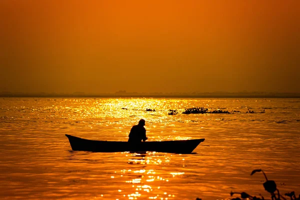 Večerní Zlatý Západ Slunce Rybář Rybaří Moři Lodi — Stock fotografie
