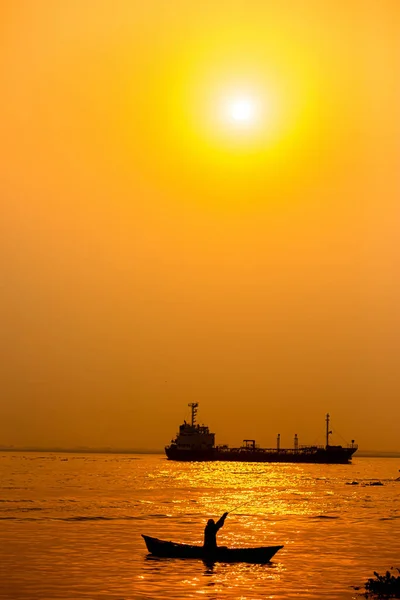 Soirée Coucher Soleil Doré Pêcheur Pêche Bord Mer Sur Bateau — Photo