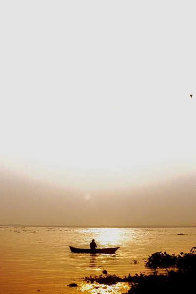 Soirée Coucher Soleil Doré Pêcheur Pêche Bord Mer Sur Bateau — Photo