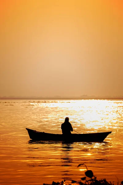 Βραδινή Χρυσή Ώρα Ηλιοβασιλέματος Ένας Ψαράς Που Ψαρεύει Στη Θάλασσα Royalty Free Εικόνες Αρχείου