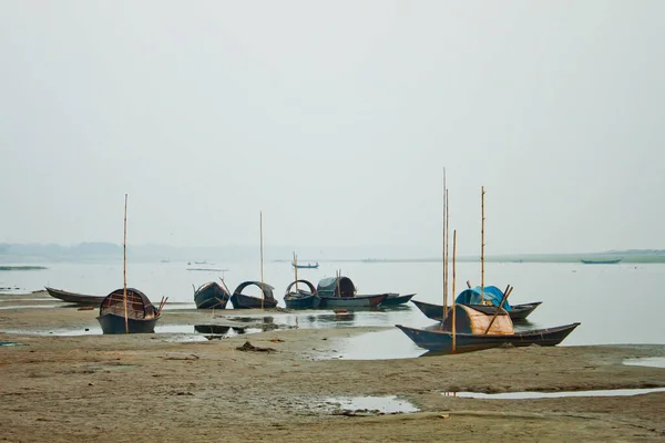Certains Bateaux Pêche Sont Stationnés Sur Rivière Sèche Hiver — Photo