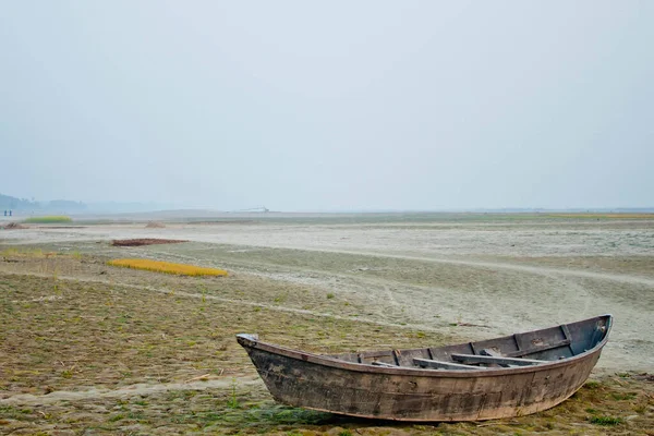 Ξύλινη Βάρκα Στην Όχθη Του Ξερού Ποταμού Στη Ντάκα Μπαγκλαντές Εικόνα Αρχείου