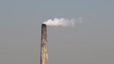 Tuğla fırınından gelen hava kirliliği. Brickkiln, Bangladeş ve Dünya 'daki hava kirliliğinin önde gelen nedenidir. Kirlenmiş havanın kaynağı. Yavaş çekim videosu. 