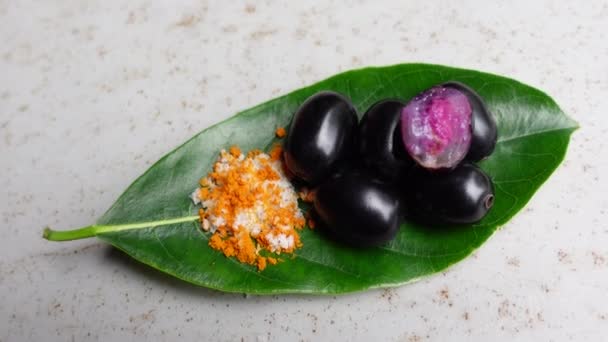 Fűszeres Kevert Néhány Fekete Java Szilva Gyümölcs Zöld Levelek Egy — Stock videók