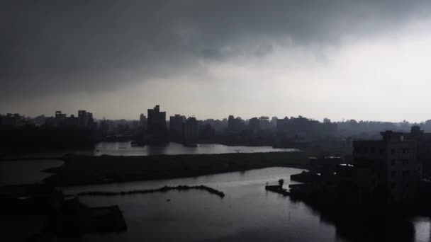 Säsongsstormar Skapar Fientligt Väder Och Kraftiga Regnmoln Bildas Himlen Svarta — Stockvideo
