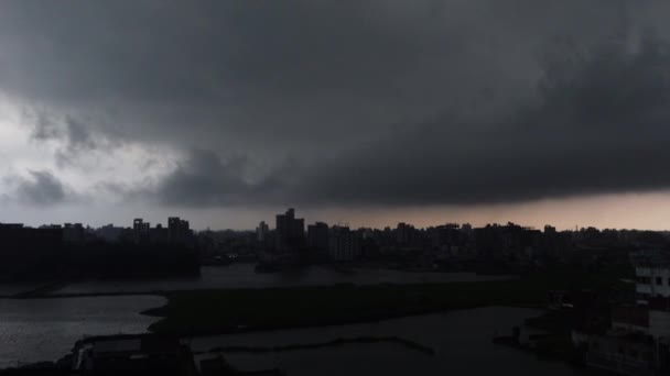 계절적 폭풍으로 악천후 가형성 있으며 하늘에는 억수같은 내리고 있습니다 다카의 — 비디오