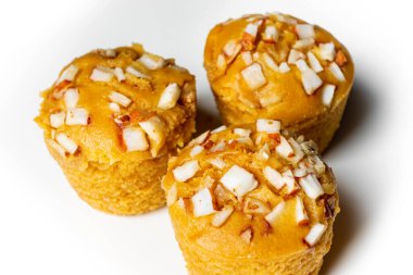 Üç parça popüler ve taze palmiyra meyve suyuyla yapılan geleneksel pasta. İzole edilmiş beyaz arka planda buğulanmış palmiyeli kek.. 