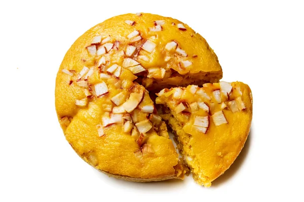 一种大尺寸的成熟棕榈果蛋糕 上面撒满了椰子片 孤立的白色背景下的蒸棕榈饼 — 图库照片