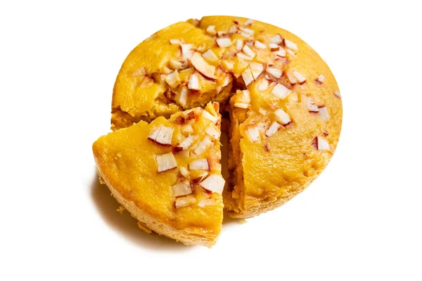 一种大尺寸的成熟棕榈果蛋糕 上面撒满了椰子片 孤立的白色背景下的蒸棕榈饼 — 图库照片