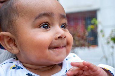 Komik, sevimli, tombul bir erkek bebeğin portresi. Kafasına yakın çekim..