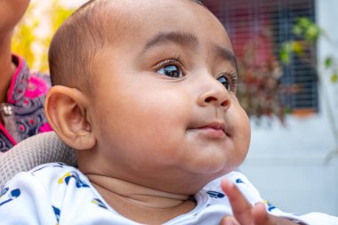 Tatlı, tombul bir erkek bebeğin portresi. Kafasına yakın çekim..