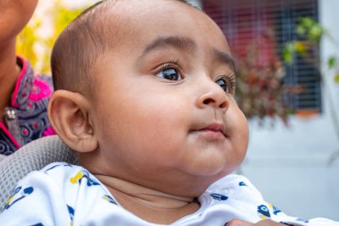 Tatlı, tombul bir erkek bebeğin portresi. Kafasına yakın çekim..
