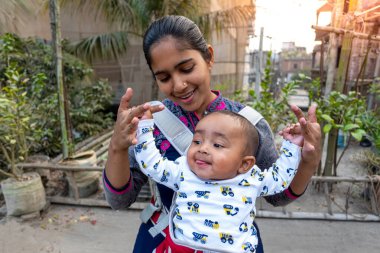 Annem öğleden sonra sevimli tombul oğluyla çatıda oynuyordur. Anne-bebek bakımı ve motor geliştirme kavramı.