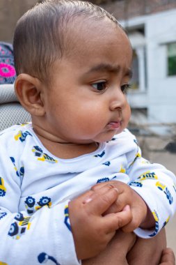 Tatlı, tombul bir erkek bebeğin portresi. Kafasına yakın çekim..