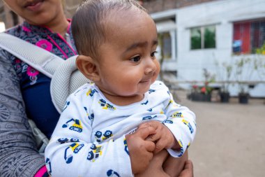 Tatlı, tombul bir erkek bebeğin portresi. Kafasına yakın çekim..