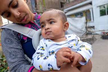 Annem öğleden sonra sevimli tombul oğluyla çatıda oynuyordur. Anne-bebek bakımı ve motor geliştirme kavramı.