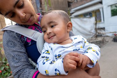 Annem öğleden sonra sevimli tombul oğluyla çatıda oynuyordur. Anne-bebek bakımı ve motor geliştirme kavramı.