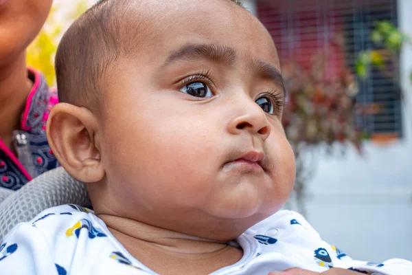 Tatlı, tombul bir erkek bebeğin portresi. Kafasına yakın çekim..