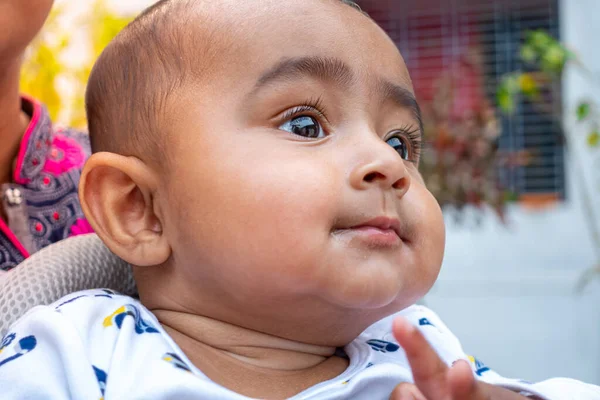 Tatlı, tombul bir erkek bebeğin portresi. Kafasına yakın çekim..