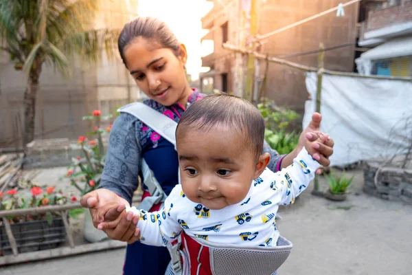 Annem öğleden sonra sevimli tombul oğluyla çatıda oynuyordur. Anne-bebek bakımı ve motor geliştirme kavramı.