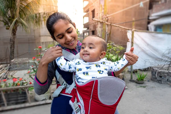 Annem öğleden sonra sevimli tombul oğluyla çatıda oynuyordur. Anne-bebek bakımı ve motor geliştirme kavramı.