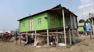 Bangladeş 'in Chandpur kasabası yakınlarındaki Bede köyünün fakir ve dışlanmış insanlarının yüzen evi. Mart 06, 2021.