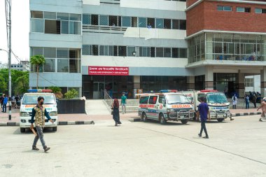 Mohakhali, Dhaka, Bangladeş 'teki en büyük Covid-19 hastane triyajı ve acil servis binasının önünde sürekli araçlar taşıyan ambulanslar ve cesetler bekliyor. 23 Nisan 2021.