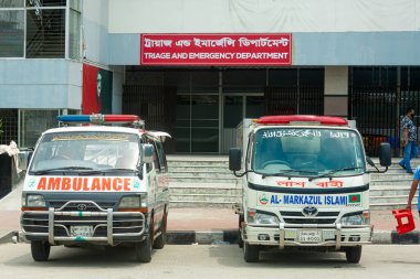Mohakhali, Dhaka, Bangladeş 'teki en büyük Covid-19 hastane triyajı ve acil servis binasının önünde sürekli araçlar taşıyan ambulanslar ve cesetler bekliyor. 23 Nisan 2021.