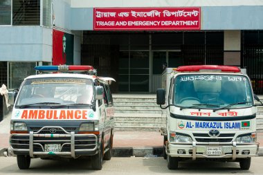 Mohakhali, Dhaka, Bangladeş 'teki en büyük Covid-19 hastane triyajı ve acil servis binasının önünde sürekli araçlar taşıyan ambulanslar ve cesetler bekliyor. 23 Nisan 2021.