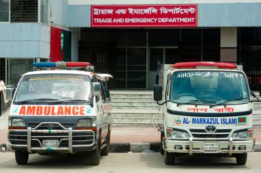 Mohakhali, Dhaka, Bangladeş 'teki en büyük Covid-19 hastane triyajı ve acil servis binasının önünde sürekli araçlar taşıyan ambulanslar ve cesetler bekliyor. 23 Nisan 2021.